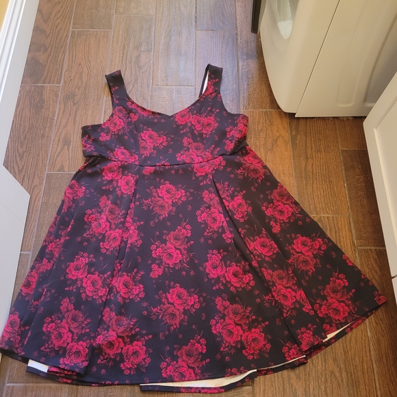 Black & Red Floral Scuba Skater Dress w/ Hidden Front Pockets, Sweetheart Neck - Picture 11 of 15
